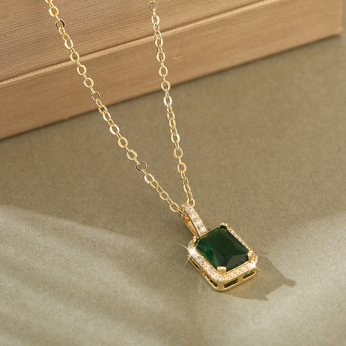 Copper Inlaid Green Zircon Square High-grade Retro Necklace